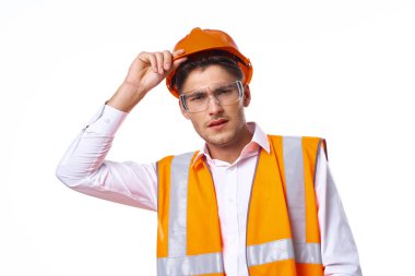 İş üniformalı adam turuncu kask güvenlik profesyonel işi