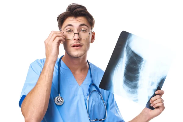Medico maschio diagnostica a raggi X stetoscopio esame studio di lavoro stile di vita — Foto Stock