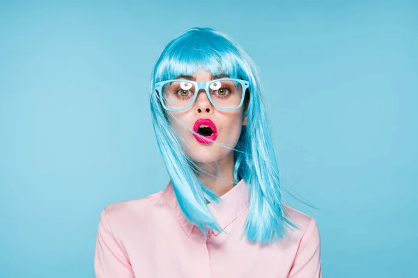 Glamorös kvinna blå peruk makeup mode poserar — Stockfoto