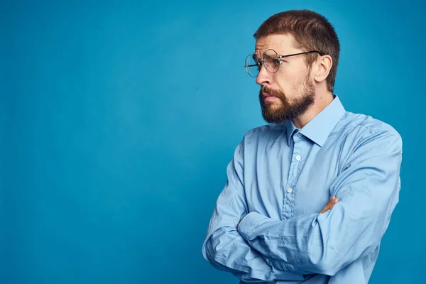 Hombre de negocios con gafas emociones fondo azul — Foto de Stock
