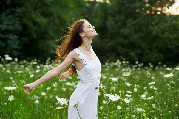 Vrolijk vrouw buiten bloemen vrijheid zomer natuur — Stockfoto