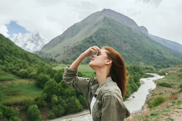 Mulher caminhante montanhas paisagem viagens ar fresco — Fotografia de Stock