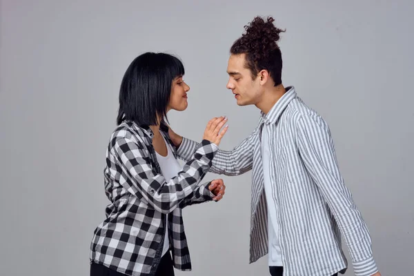 Jovem casal roupas modernas posando diversão amizade — Fotografia de Stock