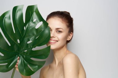 Güzel kadın palmiye yaprağı çıplak omuzlu stüdyo modeli