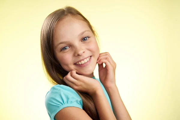 Allegra bambina con i capelli lunghi close-up studio posa — Foto Stock