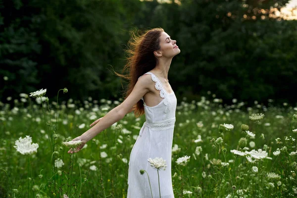Glad kvinna utomhus blommor frihet sommar natur — Stockfoto