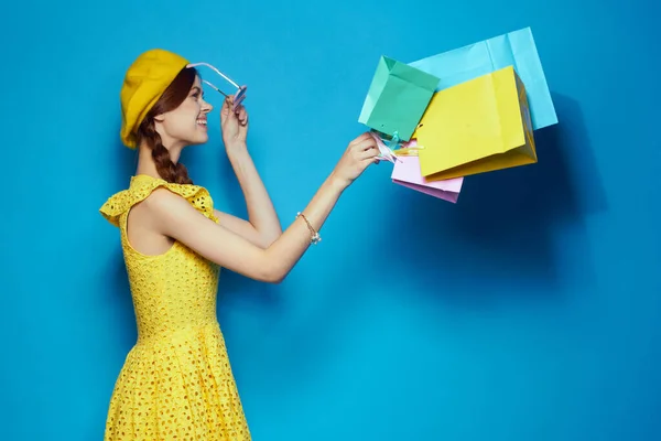 サングラスを身に着けている陽気な女性がショッピングファッション青の背景 — ストック写真
