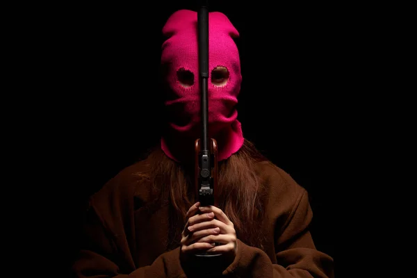 Femme dans un masque rose le crime d'arme Gangster danger le fond sombre — Photo