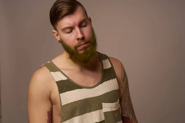Homme barbu national dans un maillot rayé tatouages hipster sur ses bras — Photo