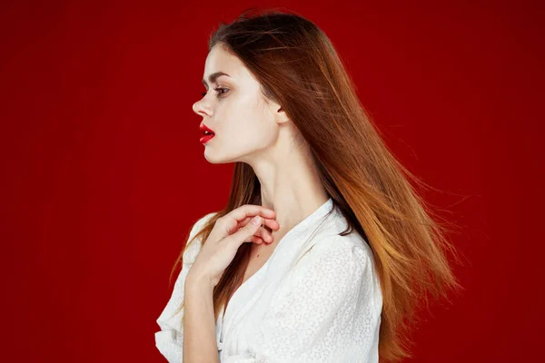 Bonita mujer moda peinado posando labios rojos aislado fondo — Foto de Stock