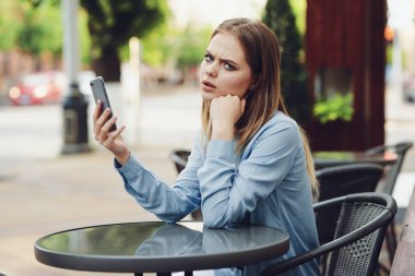 Yazın açık havada bir kafede tatilde olan iş kadını.