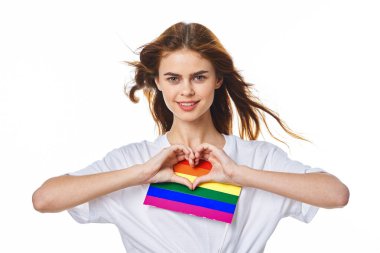 Beyaz tişört giyen kadın lgbt Flag transseksüel toplum protestosu