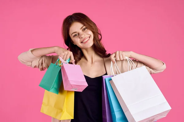 Mujer glamorosa multicolor paquetes emociones compras moda aislado fondo —  Fotos de Stock