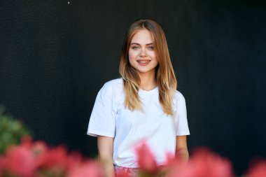 Parktaki kadın doğa çiçekleri gezdiriyor.