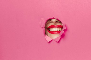 Kadınların dudakları pembe poster göz kamaştırıcı yaşam tarzı