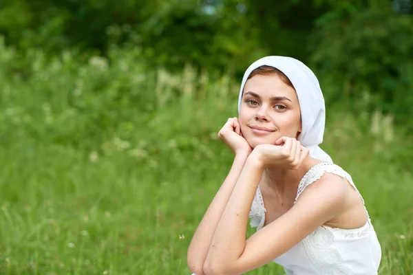 Mujer en vestido blanco campo pueblo naturaleza ecología —  Fotos de Stock