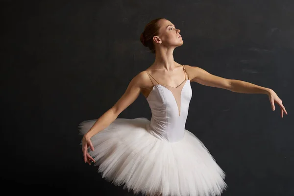 Beyaz etekli bir balerin dans gösterisi silueti koyu arkaplan — Stok fotoğraf