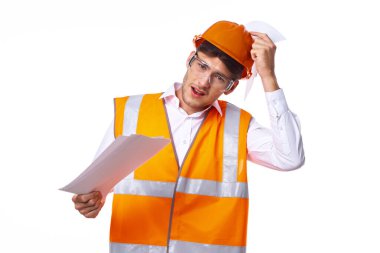 turuncu üniformalı mühendis profesyonel iş belgesi