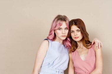 Moda elbiseli iki kadın model dekorasyonu yapıyor.