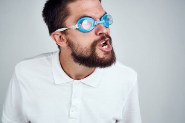 Yüzme duyguları için sakallı adam gözlükleri.