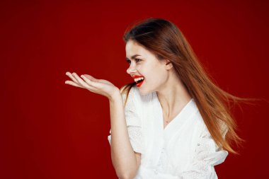 Çekici bir kadın kızıl saçlar, kırmızı dudaklar cazibe