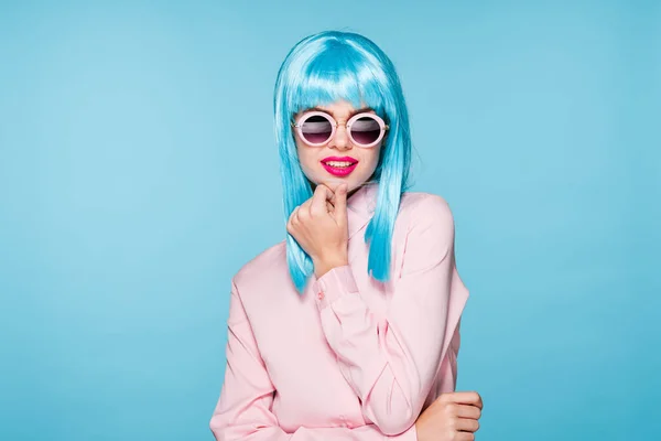Vrolijk vrouw dragen zonnebril paars pruik mode glamour — Stockfoto