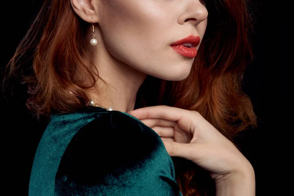 Mooie vrouw groene jurk rode lippen charme zwarte achtergrond — Stockfoto