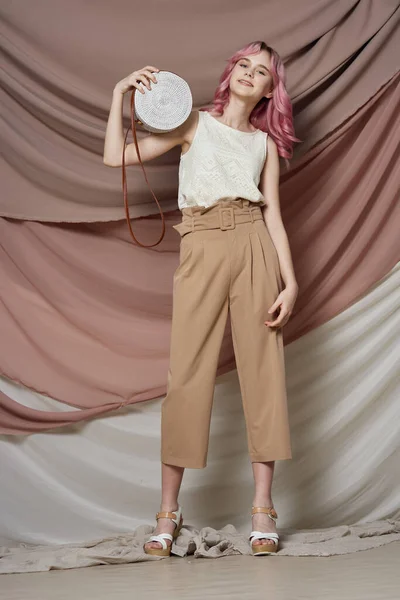 美しい女性ピンクの髪の装飾夏のスタイルのファッション — ストック写真
