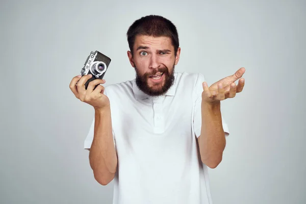 Fotógrafo masculino com câmera de escritório objeto estilo de vida — Fotografia de Stock