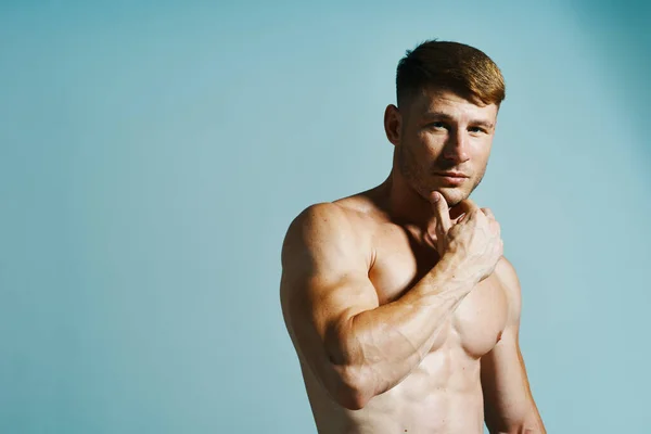 Masculino com abaulamento topless treino muscular posando fisiculturista — Fotografia de Stock