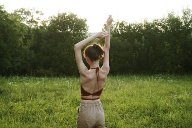 Güzel kadın doğa, temiz hava manzarası.