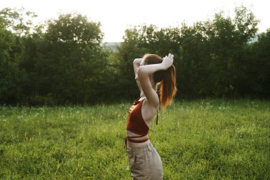 Güzel kadın doğa, temiz hava manzarası.