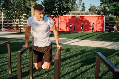 CrossFit Parkı 'nda dambılı bir sporcu.