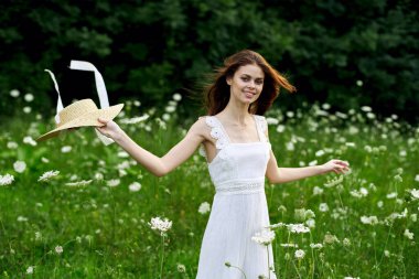 Neşeli kadın dışarıda çiçekler özgürlük yaz doğası