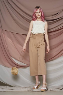 Güzel kadın pembe saç süslemesi yaz tarzı moda.