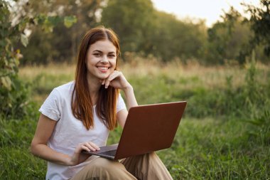 Neşeli kadın dışarıda dizüstü bilgisayar iletişimi internet eğlencesi