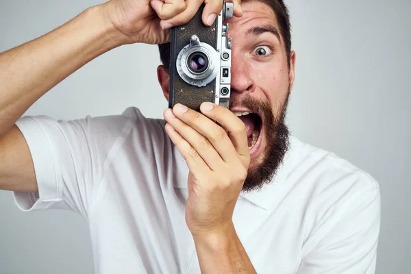 Fotógrafo masculino com câmera profissionais de tecnologia de escritório — Fotografia de Stock