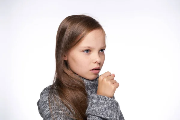 Chica en suéter temperatura problemas de salud fondo de luz —  Fotos de Stock