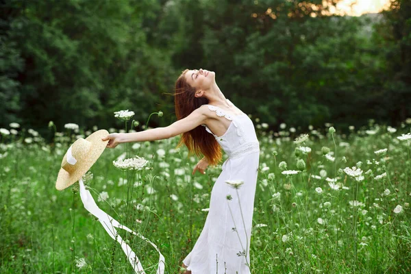 Femme gaie dans un champ en plein air fleurs air frais liberté — Photo