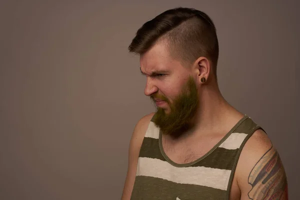 Homme à la mode avec des tatouages sur ses bras style coiffure studio confiance en soi — Photo