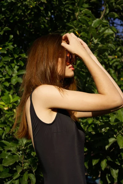 Frau im schwarzen Badeanzug Sonnenbrille Natur Sommer posiert — Stockfoto