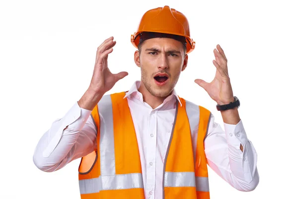 Человек в рабочей оранжевой форме строительных работ — стоковое фото