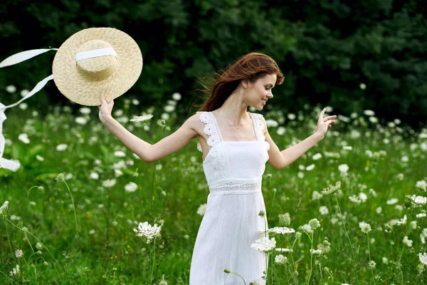 Neşeli kadın dışarıda çiçekler özgürlük yaz doğası — Stok fotoğraf