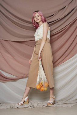 Güzel kadın pembe saç süslemesi yaz tarzı moda.