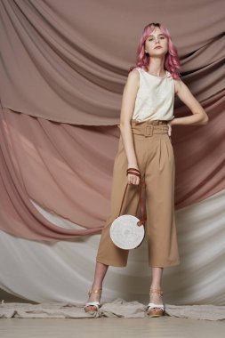 Pembe saçlı neşeli kadın yaratıcı yaşam tarzı eğlenceli tasarım
