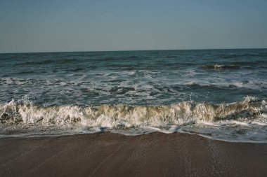 Dalgalar kumsal kumsal manzarası okyanus yaz seyahati