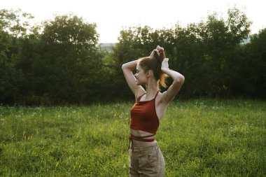Güzel kadın doğa, temiz hava manzarası.