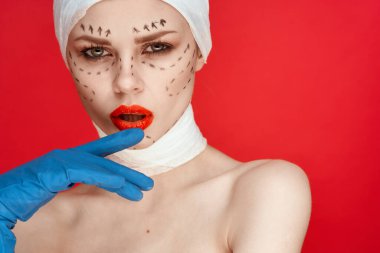 Kırmızı dudaklı kadın estetik ameliyat çıplak omuzlar kırmızı arka plan