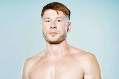 Havalı vücut egzersizi yapan yakışıklı sporcu.