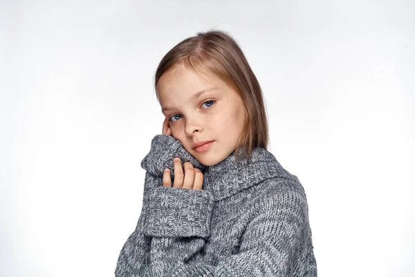Ragazza in maglione temperatura problemi di salute luce sfondo — Foto Stock